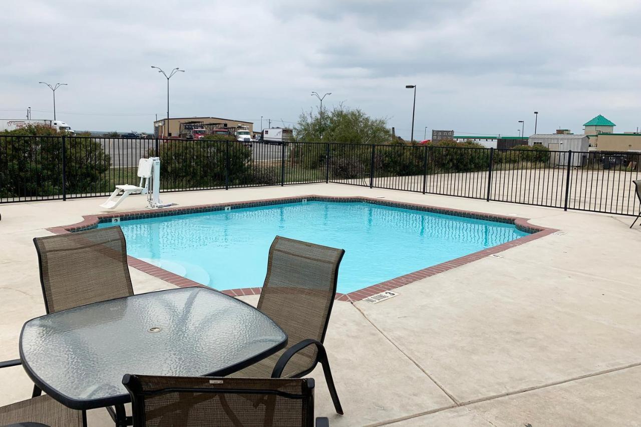 Oyo Hotel Pearsall I-35 West 외부 사진